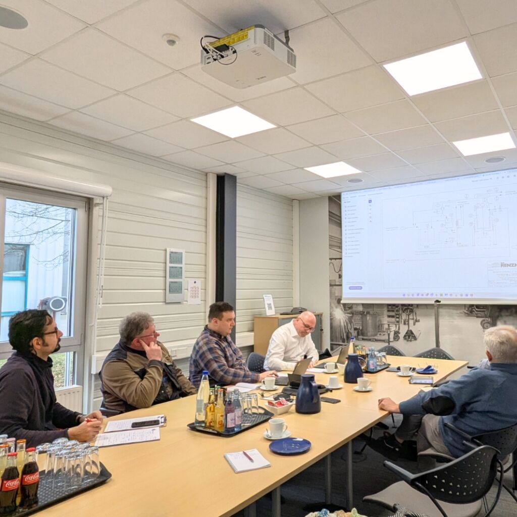 Vertriebsmitarbeiter und Verfahrenstechniker bei einem Waschversuch im Technikum von Renzmann.