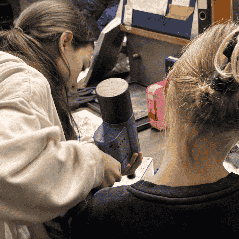 Zwei Frauen arbeiten mit Heißluftpistole in Werkstatt