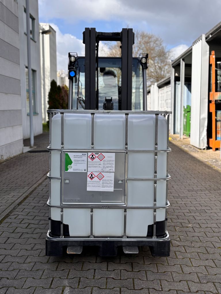 EIn IBC mit frischem Lösemittel wird in die Produktion gefahren.